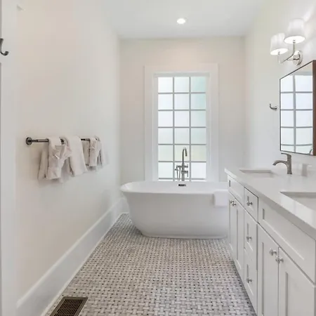 Classy Upscale Perfect Uptown Location *