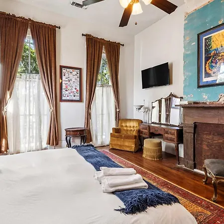 Historic Steps From French Quarter Bed & Breakfast New Orleans