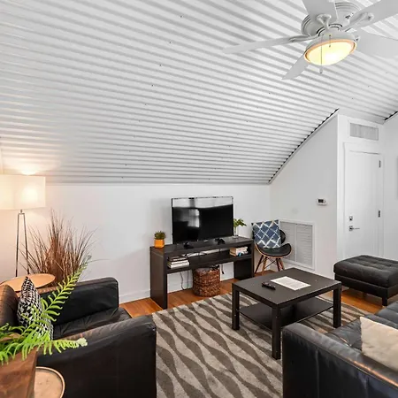 Private Pool - Massive Game & Living-dining Space - The Moon Bywater Holiday home *