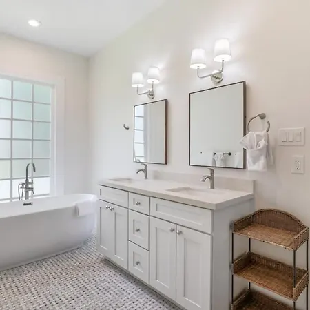 Classy Upscale Perfect Uptown Location