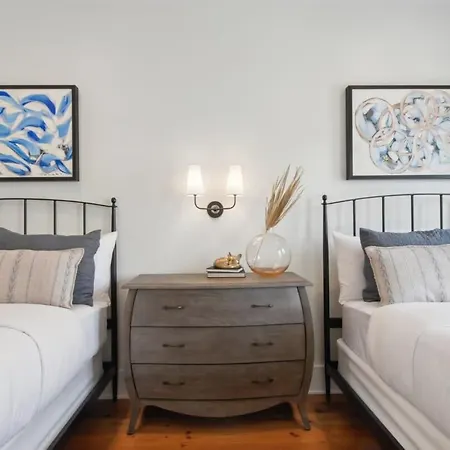 Designer Heated Pool & Rooftop Holiday home