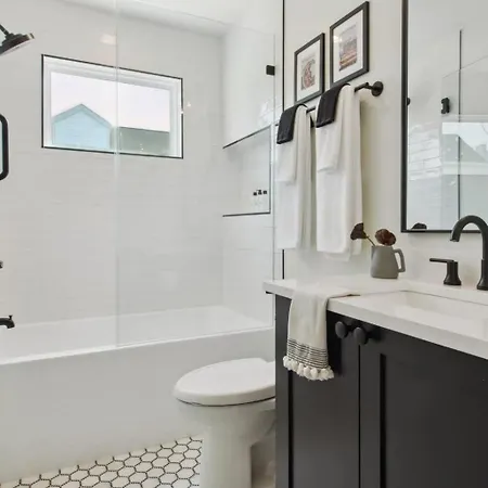 Designer Heated Pool & Rooftop Holiday home *