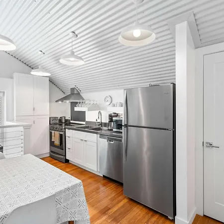 Holiday home Private Pool - Massive Game & Living-dining Space - The Moon Bywater *