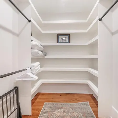 Classy Upscale Perfect Uptown Location Holiday home