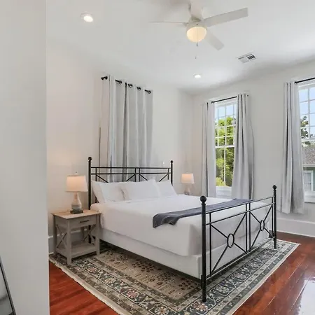 Classy Upscale Perfect Uptown Location Holiday home *