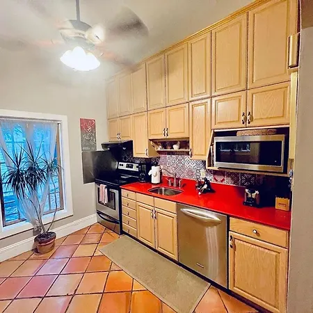 Holiday home A Courtyard Garden Retreat With Splash Pool New Orleans
