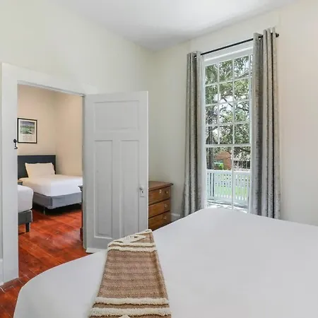 Classy Upscale Perfect Uptown Location