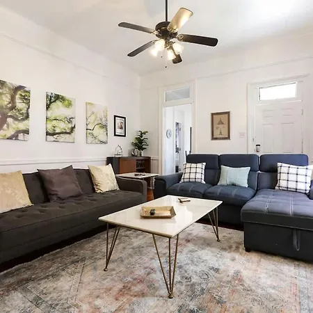 Villa Prime Uptown With Backyard And Ev Parking *