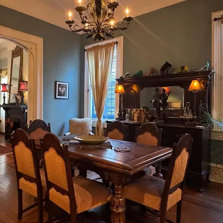Boutique Double Queen Balcony And Pool Bed & Breakfast