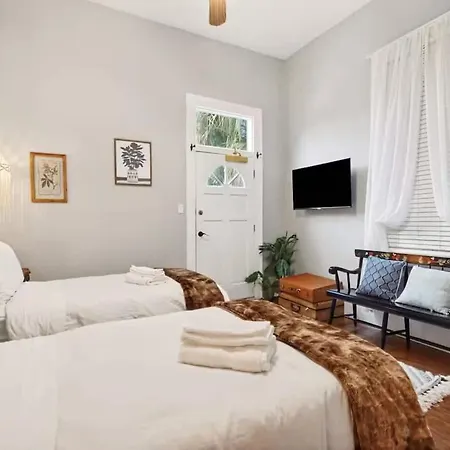 Relaxing Bohemian W Heated Pool 5br 4ba *