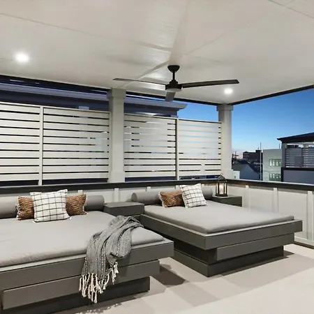 Holiday home Designer Heated Pool & Rooftop