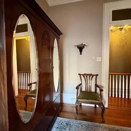 Boutique Double Queen Balcony And Pool Bed & Breakfast 3*