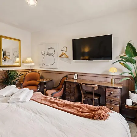Historic 1840s 2 Min Steps From French Quarter 9br 7ba Bed & Breakfast