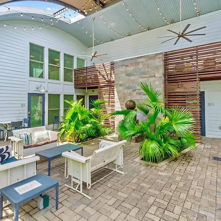 Private Pool - Massive Game & Living-dining Space - The Moon Bywater
