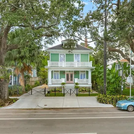 Classy Upscale Perfect Uptown Location Holiday home *