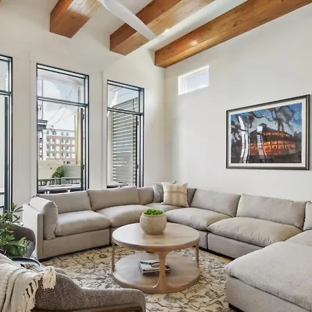 Designer Heated Pool & Rooftop Holiday home New Orleans