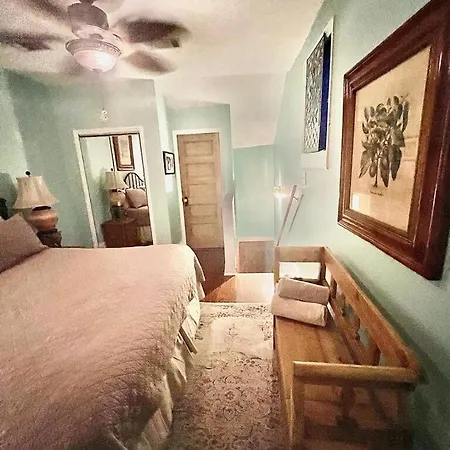 Holiday home A Courtyard Garden Retreat With Splash Pool New Orleans