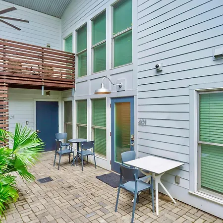 Holiday home Private Pool - Massive Game & Living-dining Space - The Moon Bywater