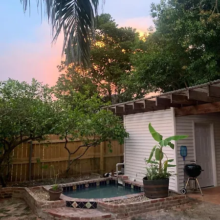 A Courtyard Garden Retreat With Splash Pool Holiday home *