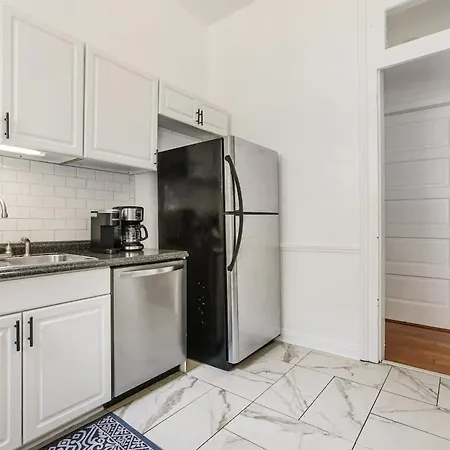 Villa Prime Uptown With Backyard And Ev Parking