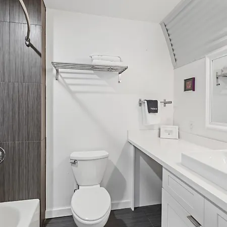 Holiday home Private Pool - Massive Game & Living-dining Space - The Moon Bywater