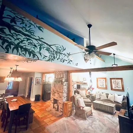 Holiday home A Courtyard Garden Retreat With Splash Pool New Orleans