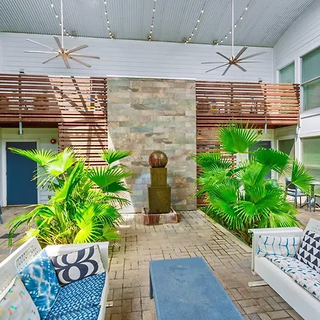 Holiday home Private Pool - Massive Game & Living-dining Space - The Moon Bywater