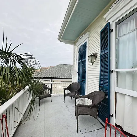 Boutique King Balcony And Pool Bed & Breakfast