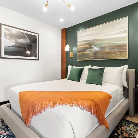 Eleven48 Aparthotel
