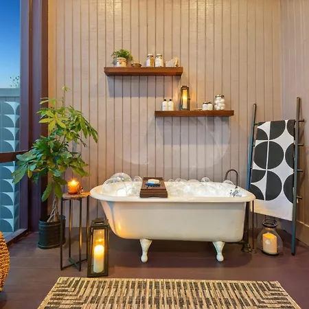 Grand 10br Nola Retreat Dual Heated Pools & Spas Holiday home New Orleans