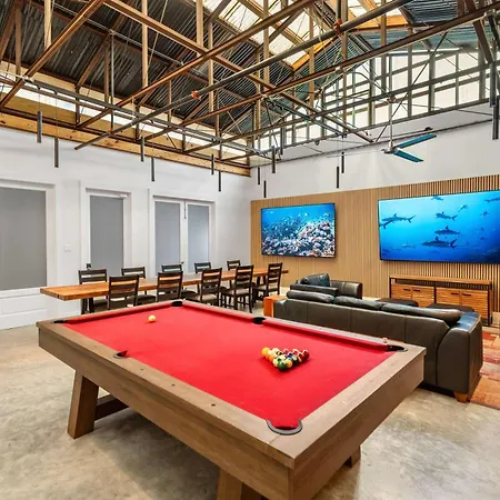 Holiday home Private Pool - Massive Game & Living-dining Space - The Moon Bywater *