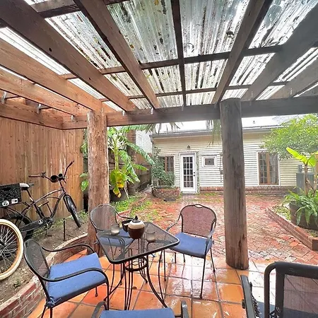 Holiday home A Courtyard Garden Retreat With Splash Pool *