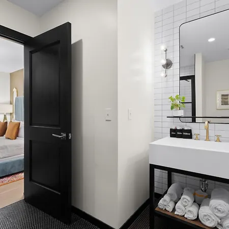 Eleven48 Aparthotel 3*