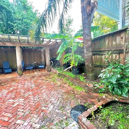 A Courtyard Garden Retreat With Splash Pool Holiday home New Orleans
