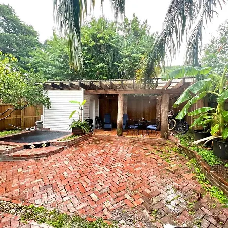 Holiday home A Courtyard Garden Retreat With Splash Pool
