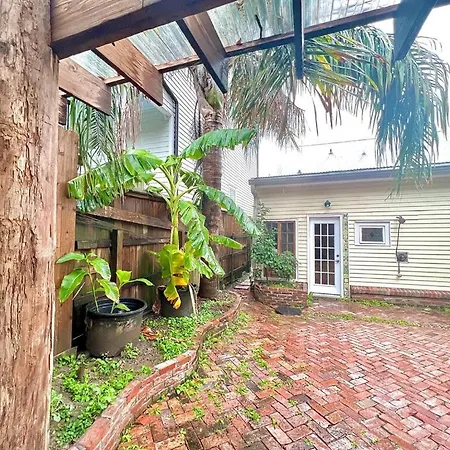 A Courtyard Garden Retreat With Splash Pool Holiday home