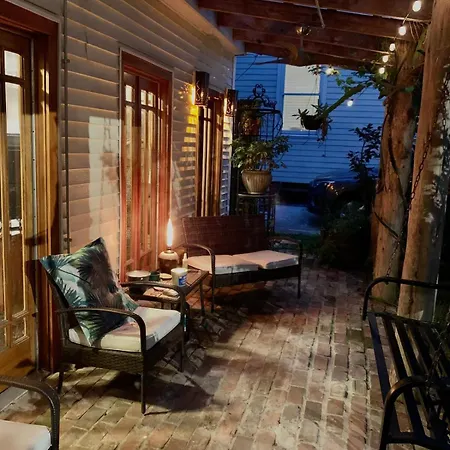 Holiday home A Courtyard Garden Retreat With Splash Pool New Orleans