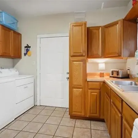 East Riverside- Great Location-quiet & Apartment *