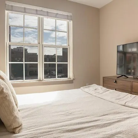 Apartment Landing Modern With Amazing Amenities New Orleans