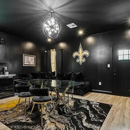 Apartment The Saints House, Luxury 5br Near Fq *