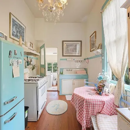 3 Or4br 2a, Gorgeous, Fq, Streetcar, Courtyard Sleeps 8 Apartment *