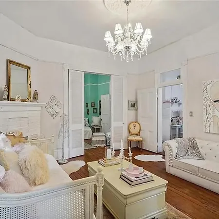 3 Or4br 2a, Gorgeous, Fq, Streetcar, Courtyard Sleeps 8 Apartment