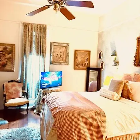 Apartment 3 Or4br 2a, Gorgeous, Fq, Streetcar, Courtyard Sleeps 8