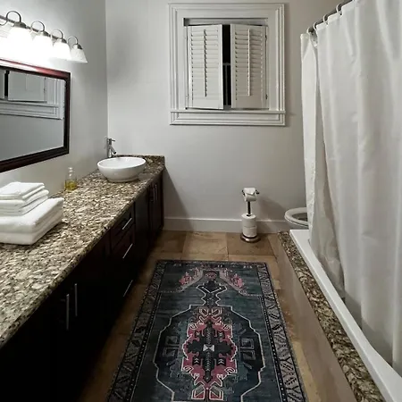 Spacious Napoleon Ave Apartment *