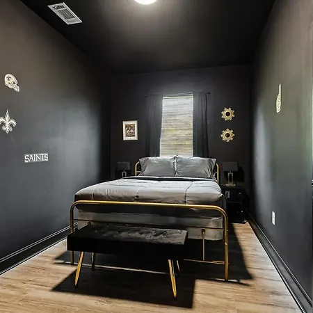 The Saints House, Luxury 10br Saints Oasis Apartment *