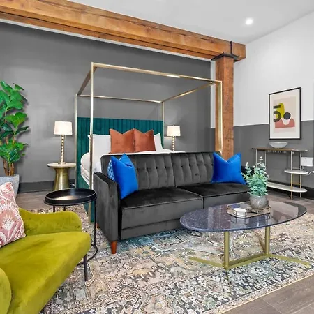 Hotel King Bed Prime Location Downtown New Orleans