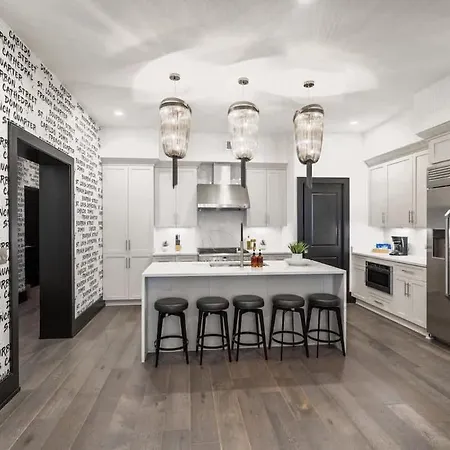 Downtown 3br Penthouse With Private Terrace *