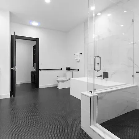 Hotel Bath Rooftop Pool Bbq Gameroom *