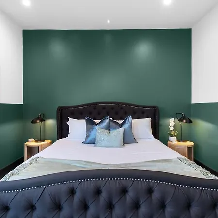 Corner Penthouse W Private Balcony Hotel *