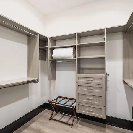 Corner Penthouse W Private Balcony * New Orleans